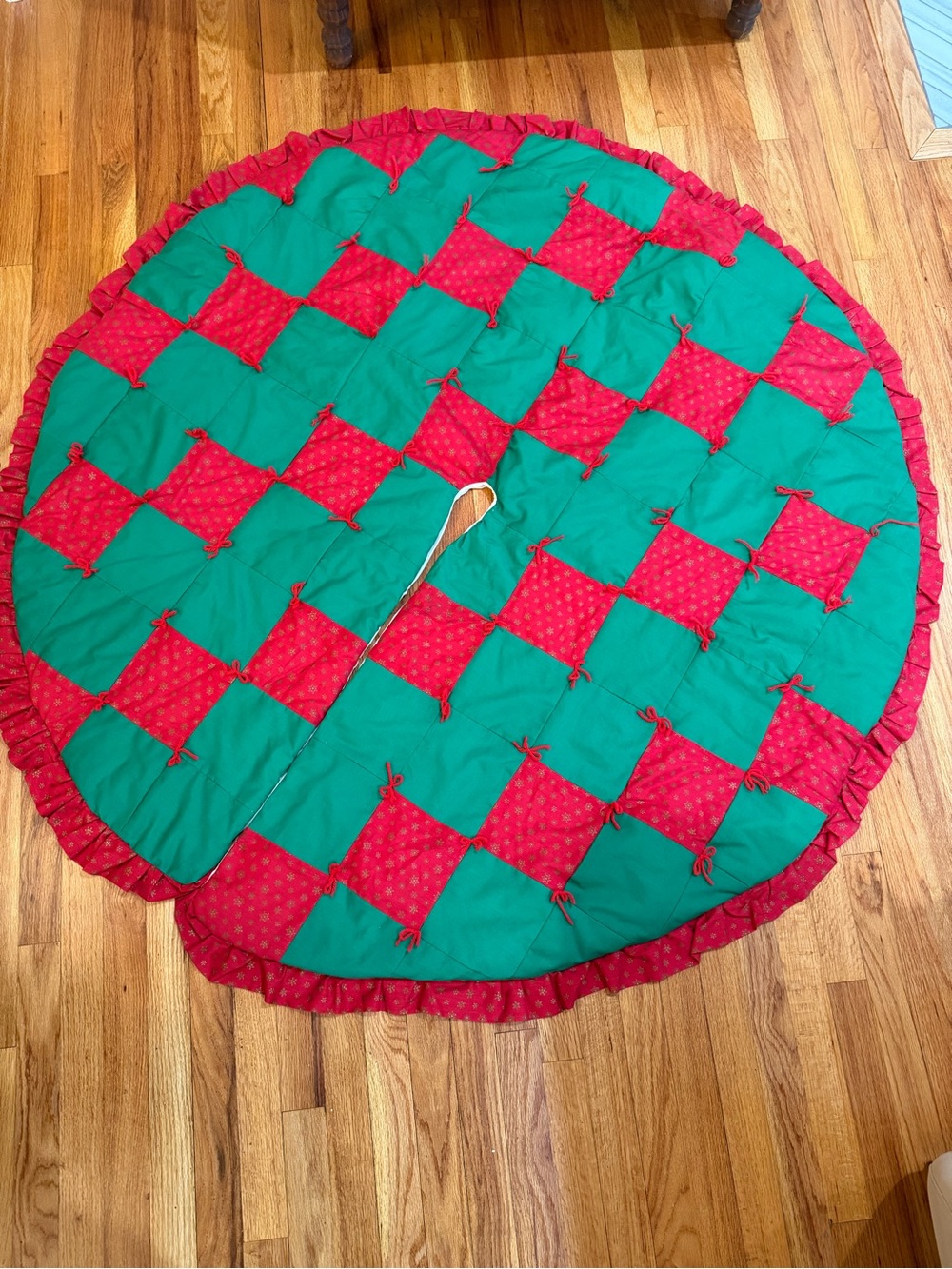 Round Quilted Tree Skirt in Red and Green